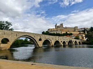 Obraz premium Béziers, May 2024: Visit the magnificent city of Béziers in Occitanie. Street photos - View of Saint-Nazaire and Saint-Celsus cathedrals With the Pont Vieux