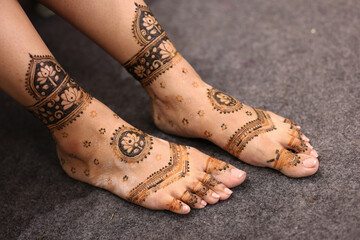 Beautiful Henna or Mehndi on Bride's leg | Women Henna Desing on feet, Indian Wedding Rituals