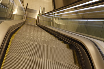 ESCALERA MECANICA DE ESTACION METRO