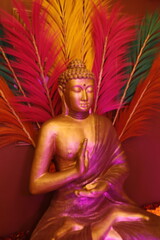 ESTATUA DE BUDA CON PLUMAS