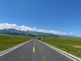 Naklejka premium road to the mountains