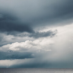 Obraz premium Dramatic sky with dark clouds before a thunder-storm