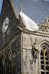 Église Notre-Dame-de-l'Assomption de Sainte-Mère-Église et son parachutiste