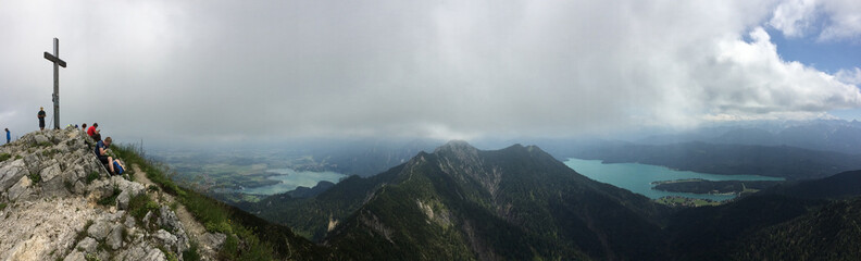 Fototapeta premium Gratweg vom Heimgarten zum Herzogstand - Kochelsee und Walchensee - Bayerische Voralpen