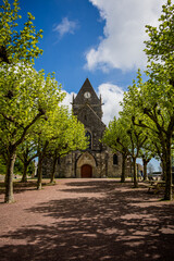 Église Notre-Dame-de-l'Assomption de Sainte-Mère-Église et son parachutiste