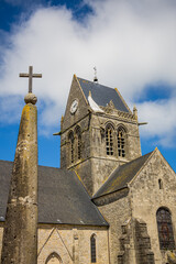 Église Notre-Dame-de-l'Assomption de Sainte-Mère-Église et son parachutiste