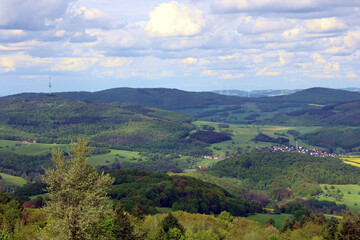 Obraz premium Aussicht ins Nordpfälzer Bergland vom Potzbergturm auf dem Potzberg in der Gemeinde Föckelberg im Landkreis Kusel im Bundesland Rheinland-Pfalz. 