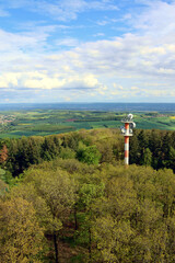 Aussicht ins Nordpfälzer Bergland vom Potzbergturm auf dem Potzberg in der Gemeinde Föckelberg im Landkreis Kusel im Bundesland Rheinland-Pfalz. 