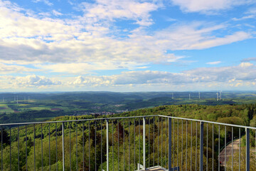 Fototapeta premium Aussicht ins Nordpfälzer Bergland vom Potzbergturm auf dem Potzberg in der Gemeinde Föckelberg im Landkreis Kusel im Bundesland Rheinland-Pfalz. 
