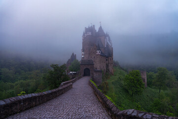 Burg Elzt im Morgennebel