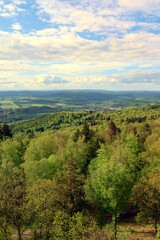 Obraz premium Aussicht ins Nordpfälzer Bergland vom Potzbergturm auf dem Potzberg in der Gemeinde Föckelberg im Landkreis Kusel im Bundesland Rheinland-Pfalz. 