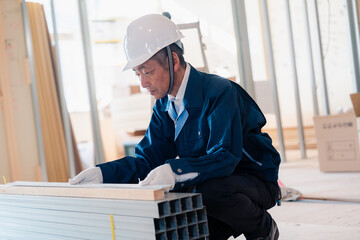 建設現場で資材の確認をする大工さん