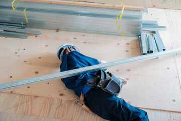 建設現場で転倒する大工さん