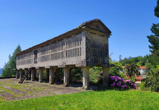 H&oacute;rreo del pazo de Louriz&aacute;n, Galicia