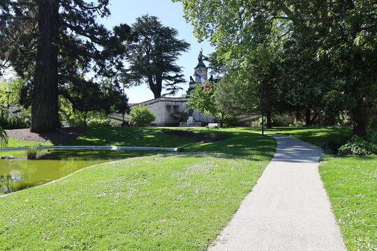 Le square Gambetta, parc public, ville de Ch&acirc;tellerault, d&eacute;partement de la Vienne, France