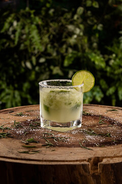 Caipirinha de lim&atilde;o com rodela de lim&atilde;o decorativa