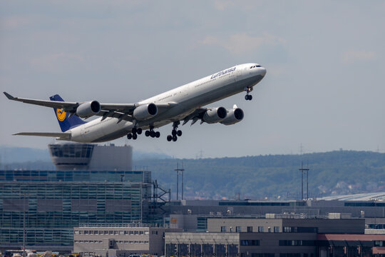 Lufthansa Langstreckenflugzeug Airbus A340-600 beim Start vom Lufthansa-Drehkreuz Frankfurt.
