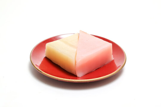 白背景の菓子鉢においたういろう 