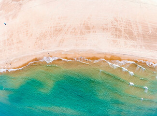 Vista aérea de la costa mediterránea de la Comunidad Valenciana (España) con sus aguas claras y turquesas. 