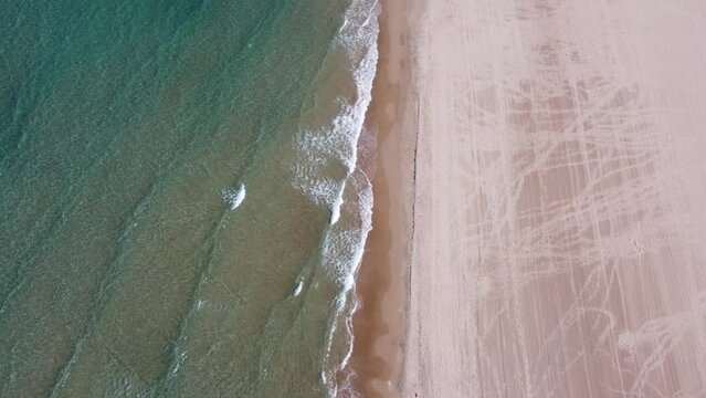 Im&aacute;gen a&eacute;rea de las playas mediterr&aacute;neas de valencia. La playa de Xeraco a vista de drone.