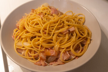 Spaghetti carbonara with bacon and onion.