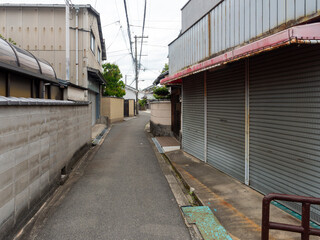 住宅密集地の狭い道路