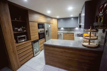 Bienvenido a esta encantadora casa urbana, situada en el corazón de una vibrante comunidad. Desde el momento en que pones un pie en esta propiedad, te envuelve una sensación de calidez y comodidad.
