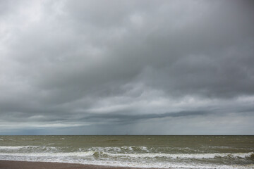 Schlechtes Wetter am Meer mit Wellen, Wind und dunklen Wolken
