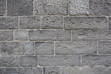 sehr alte Mauer aus Stein oder Kalkstein in grau