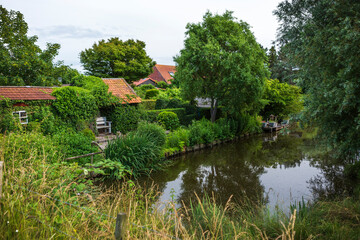 Obraz premium Idyllischer Sitzplatz am Kanal in Belgien