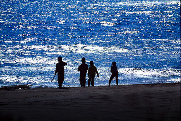 宮崎県串間市の美しい海岸で遊んでいる子供たち