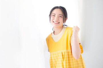 ガッツポーズをする元気な笑顔の保育士や介護士の転職や求人のイメージ © kapinon