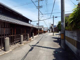 板塀の古い建物が建ち並ぶ大阪の街並み
