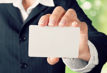 Obraz premium farmer holding white blank card