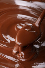 チョコレートをスプーンで混ぜる