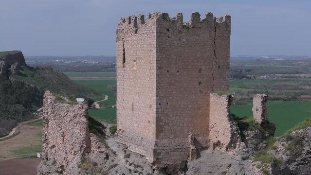 Magnificent flight in retreat in the castle of Oreja 9th century, close-up of the keep and remains of the wall with a background of cultivated fields, we see the location of the Ontigola fortress