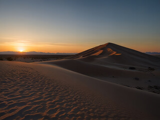 El sol se pone sobre las dunas del desierto