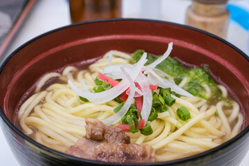 黄色の丸麺が特徴の八重山そば