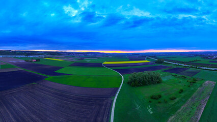 Panorama einer Wiese mit dramatischen Wolken