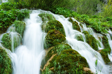 美しいクロアチアのプリトヴィツェ湖群国立公園内の小さな滝