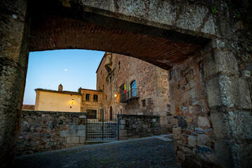  Vista panorámica del casco histórico de la ciudad española de Cáceres con vistas a los tejados...