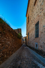  Vista panorámica del casco histórico de la ciudad española de Cáceres con vistas a los tejados de tejas marrones de edificios antiguos alrededor de la plaza principal en el soleado día de primavera
