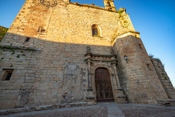  Vista panorámica del casco histórico de la ciudad española de Cáceres con vistas a los tejados de tejas marrones de edificios antiguos alrededor de la plaza principal en el soleado día de primavera