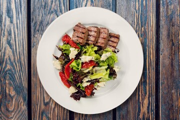 Grilled beef steak with fresh vegetables