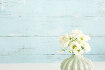 白い花の花瓶
