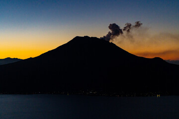 寺山公園展望台から見る桜島の夜明け（鹿児島市）