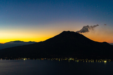 寺山公園展望台から見る桜島の夜明け（鹿児島市）