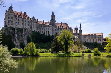 Obraz premium Hohenzollern Schloss Sigmaringen an der Donau im oberen Donautal.