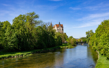 Fototapeta premium Hohenzollern Schloss Sigmaringen an der Donau im oberen Donautal.