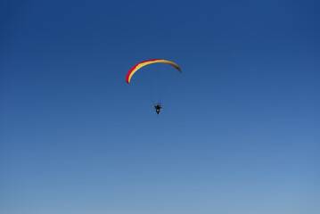 Parapente en vol sur ciel bleu